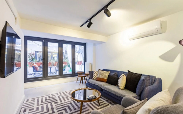 Flat 5 Min to Taksim With Backyard in Cihangir