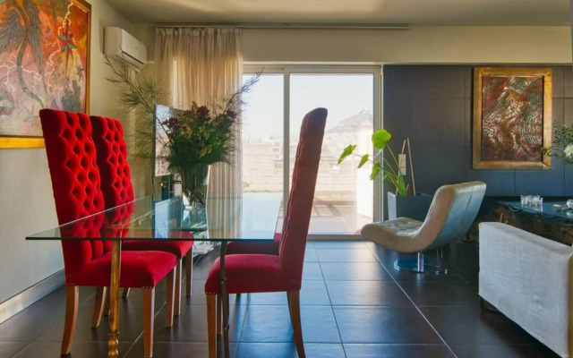 Pristine penthouse with Parthenon view by the pool