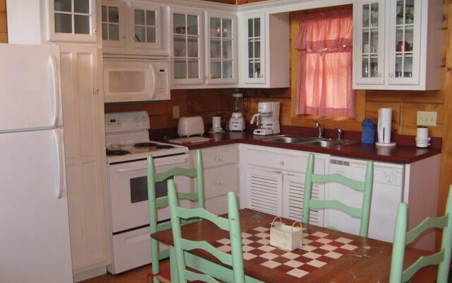 Adorable Shut'er Inn 1 Bedroom Cabin