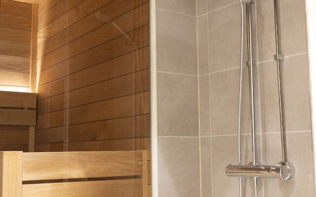 2ndhomes Stunning 3BR Apartment w Sauna