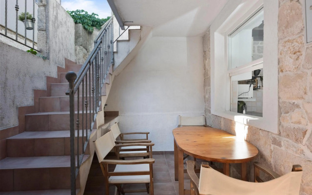 Hanna Cozy Old Stone House