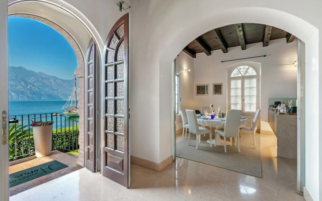 Villa Schlosser Lake Front & Private Pool