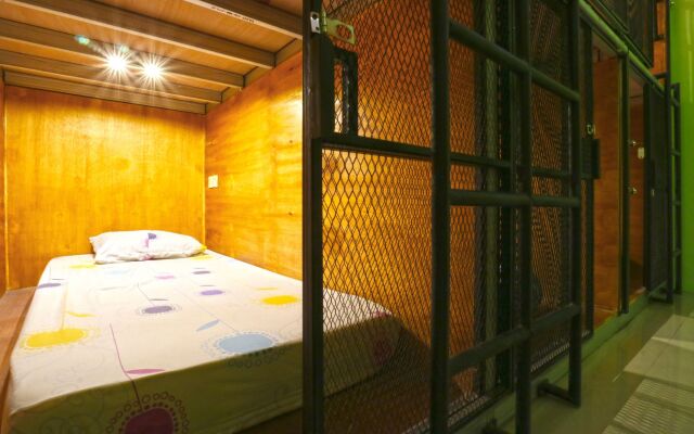Kabin Kapsul Kayu jati I - Hostel