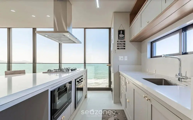 Apto moderno c/ vista mar a 75m da praia LLR802