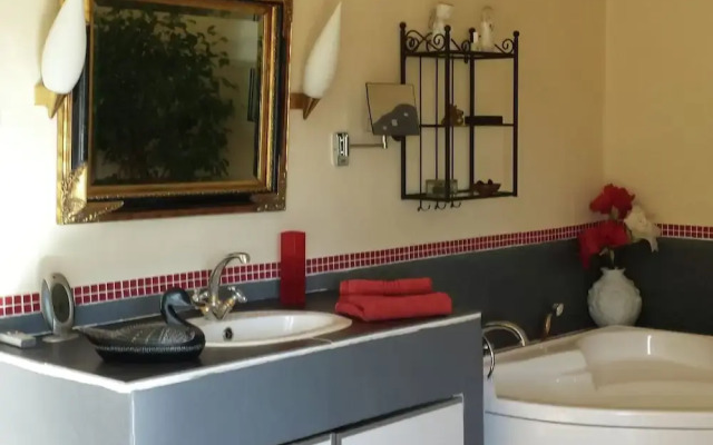 Charming Villa in Cavalaire-sur-mer With Pool