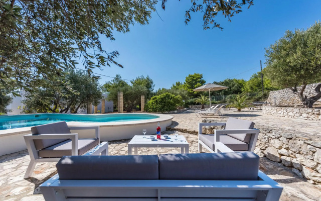 Beautiful Seaside Villa with Pool