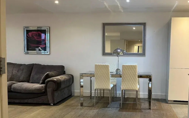 Luxury 2 Bed 2 Bath Apartment Central Location