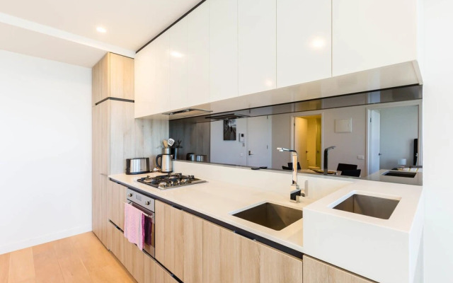 Tori, 1BDR Southbank Apartment