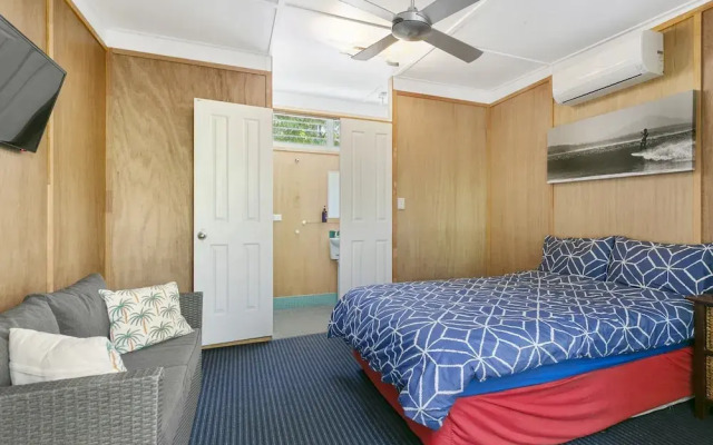 Dolphins Beach House - Hostel