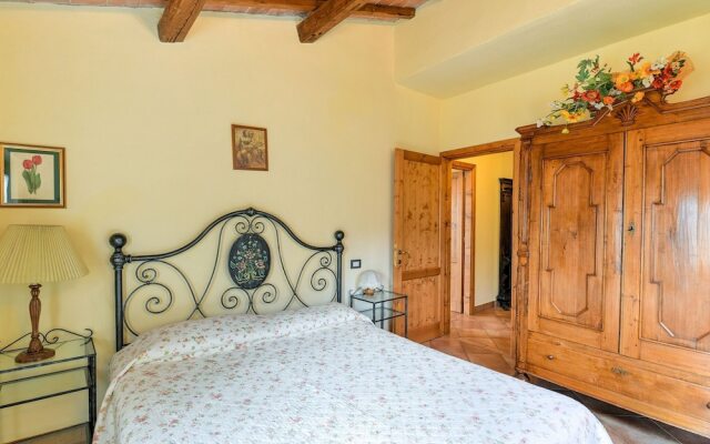 Luxurious Holiday Home in Lamporecchio With Pool