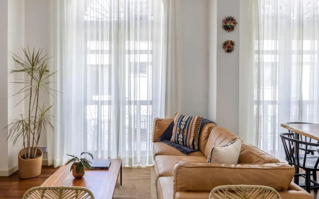 w Beautiful 1BR With Balcony in Casco Viejo