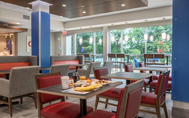 Holiday Inn Express & Suites Greenville S - Piedmont