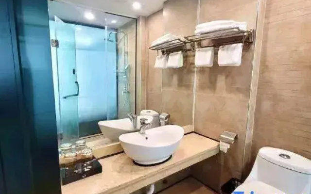Qihar Hotel (Guangfeng)