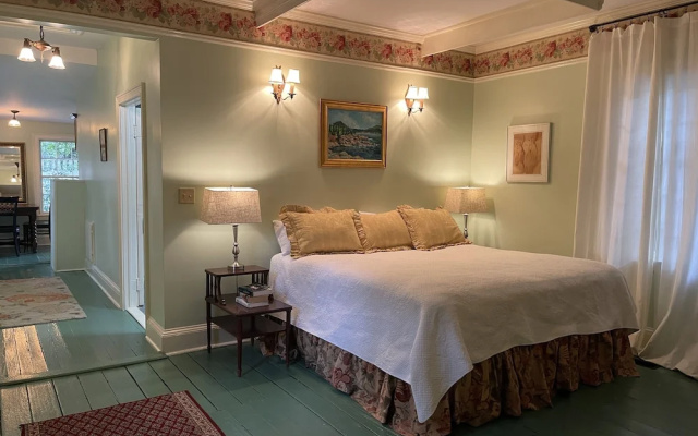 Rothschild-Pound House Inn