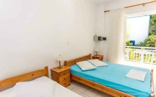 Bluewhite Studio - Garden by the Pool