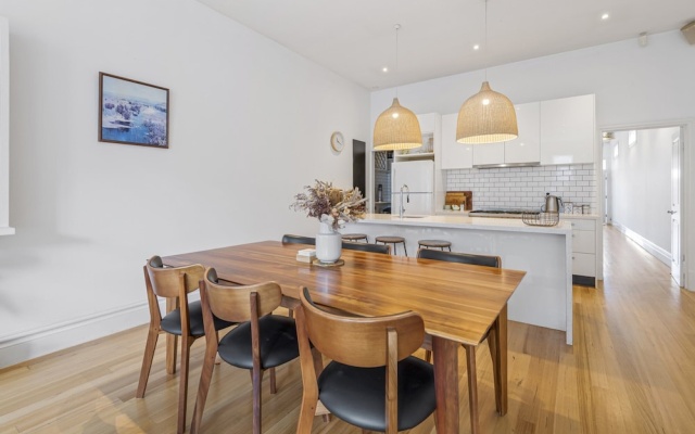 Modern Charm Meets Inner Convenience – Guest Rooms – Melbourne