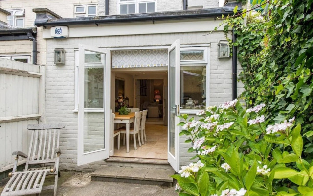 Delightful 2-bed Home, Fulham