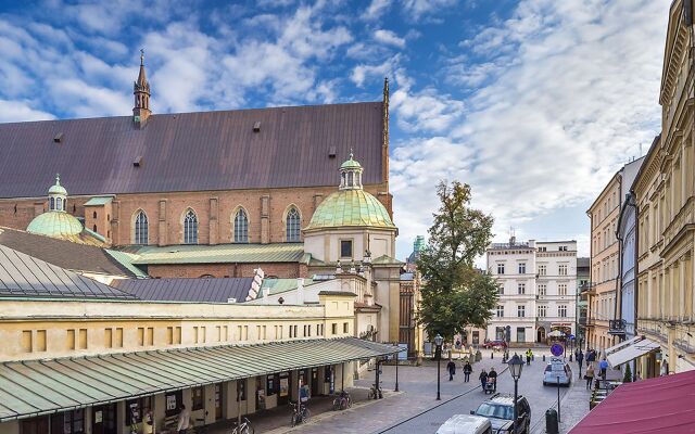 Luxury Mint Apartments Main Square