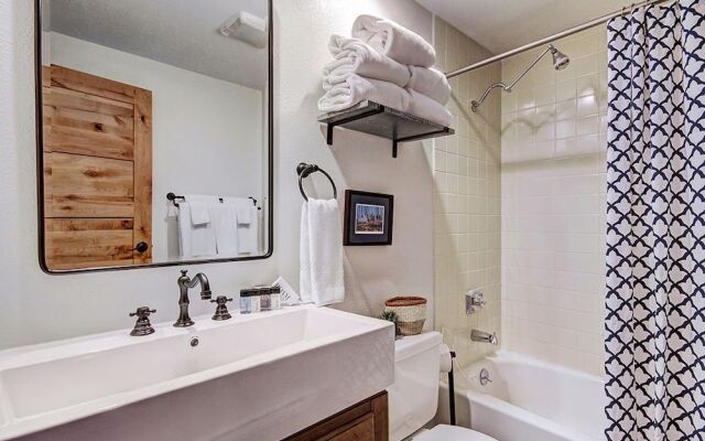 Mountainwood 301 2 Bedroom Condo by RedAwning