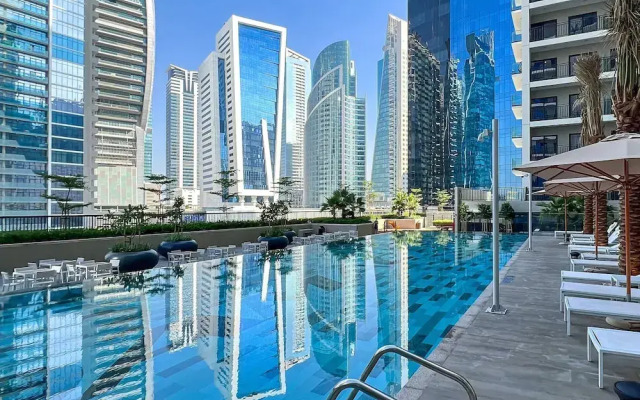 KeyRock Living - Lakeview Luxury