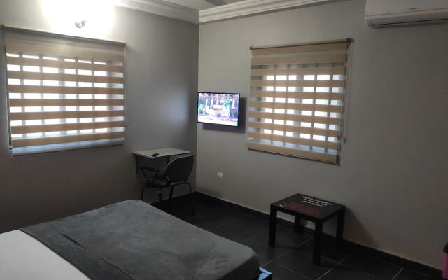 Royal Blue Guest House & Bar