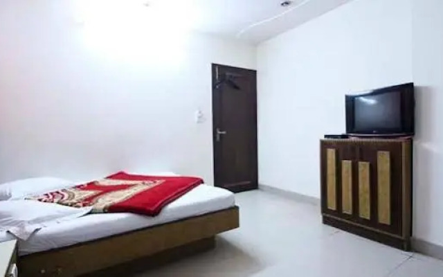 OYO 18829 Ratan Deep