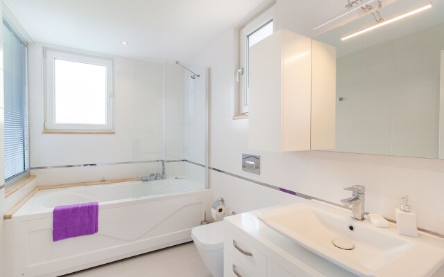 Villa Sezen by Akdenizvillam