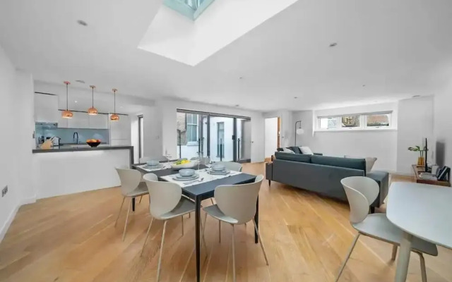 JOIVY Stylish Chelsea home w/patio.