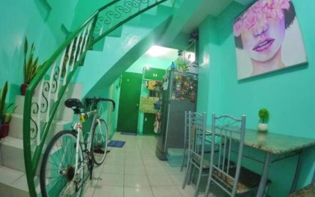 NoMadsMNL Backpackers Homestay