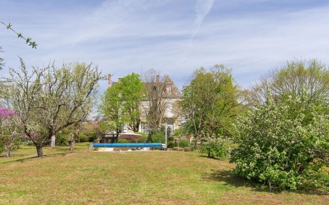 Charming Mansion in Brouchaud With Swimming Pool