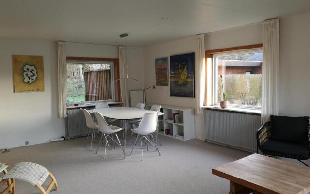 Logi i hus med kunst og have