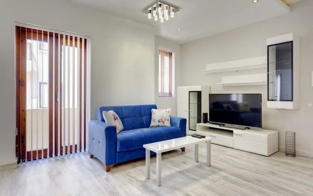 Stylish 2BR Apart, Steps Away from the Beach
