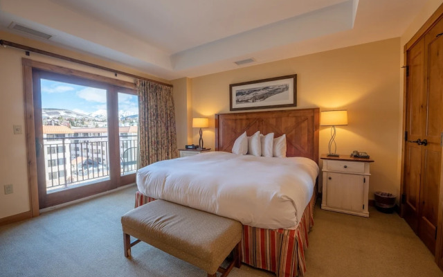 Comfortable Studio Efficiency Unit With Balcony Over Mountaineer Square Condo - No Cleaning Fee! by RedAwning