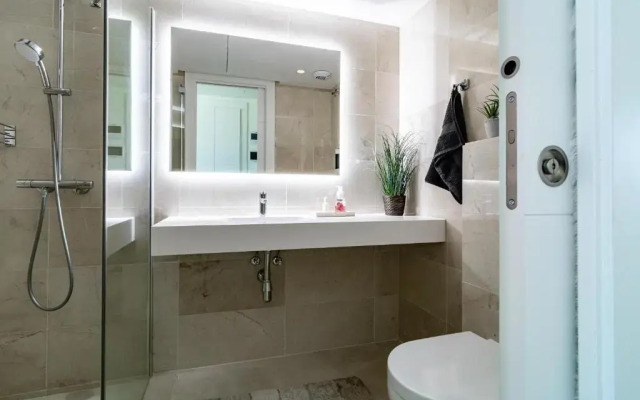 LMR1- Modern penthouse, private pool, families only