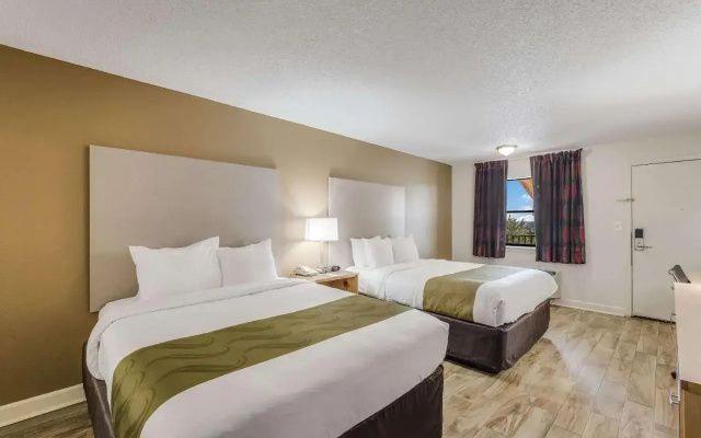 Econo Lodge Inn & Suites