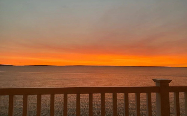 Mackinaw Beach & Bay Inn & Suites