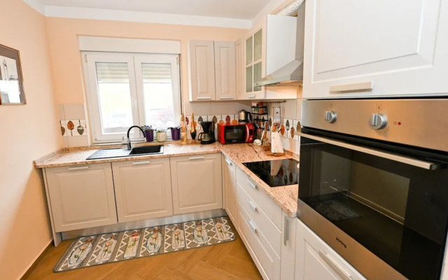 Home With Swimming Pool & Outdoor Kitchen