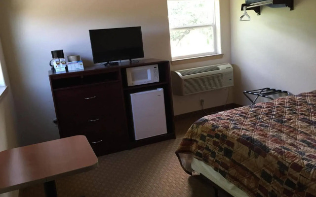 Price Pointe Inn