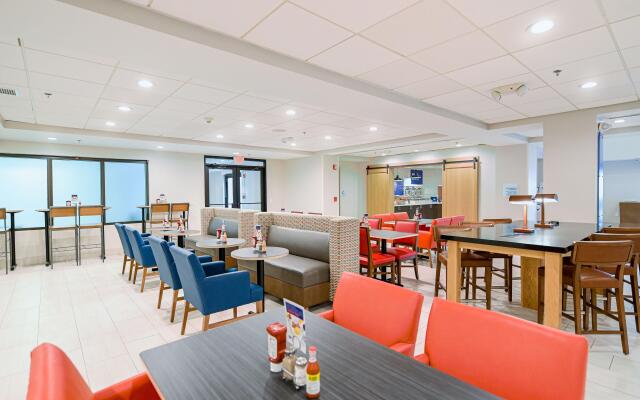 Holiday Inn Express Richmond Airport by IHG