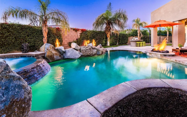Whispering Palms by AvantStay | WALK TO COACHELLA | Pool & Hot Tub | Sleeps 16!