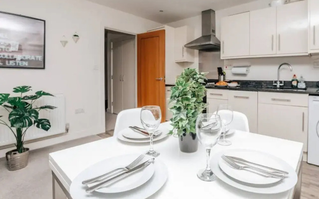 Central Modern Flat Sleeps 6 - Dedicated Parking - From 125 Per Night