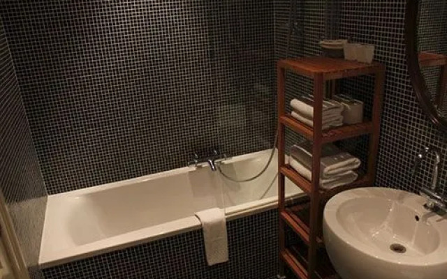 Hotel Diamonds and Pearls