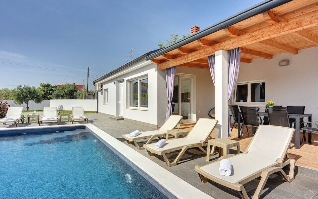 Spacious Holiday Home in Valbandon