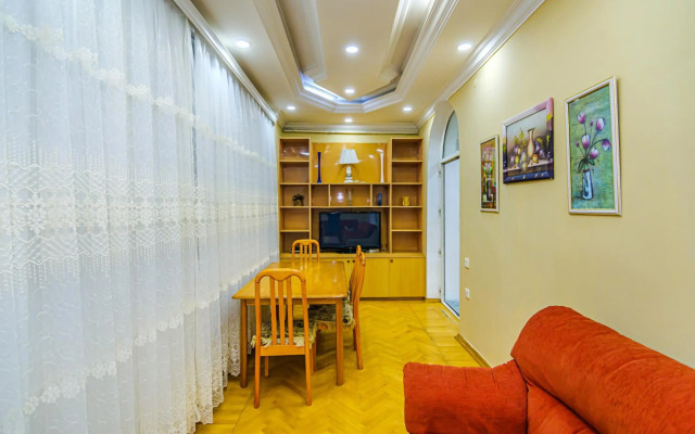 M Estate. Targovu. Nizami Street 4 room. (021).