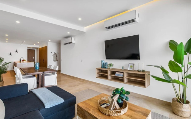 Stylish Beachfront 2BR - Balcony & Pools