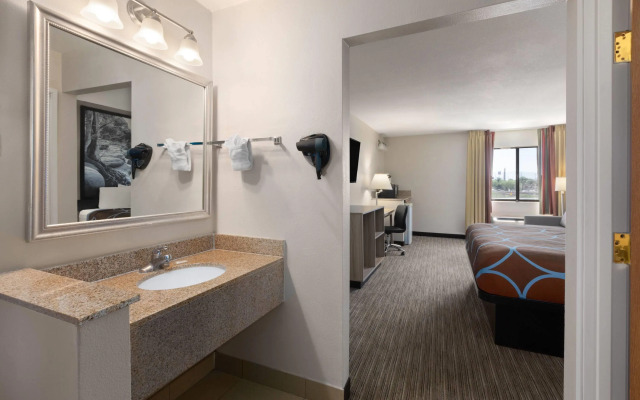 Super 8 by Wyndham Tucson/Grant Road Area AZ
