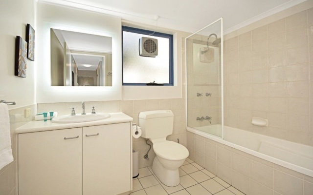 Stunning views great location Sunshine Beach! - Unit 1 Vista Pacific 12 Bryan Street – Bathroom – Sunshine Beach