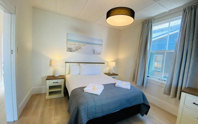 Shoreline Motel