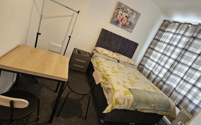Cozy 3-bed House in Dagenham