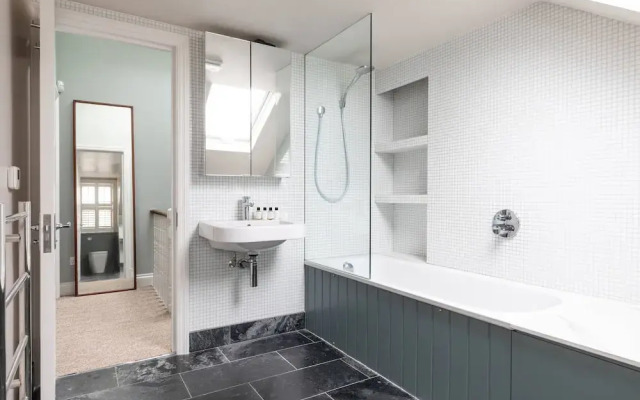 Granard Road by Onefinestay